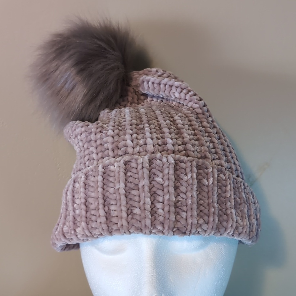 Women’s Muk Luks Faux Fur Pom Chenelle Winter Hat Beanie - Picture 6 of 9